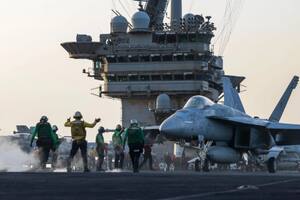 Esta foto del 1 de abril de la Armada de los EE. UU. muestra un F/A-18E Super Hornet preparándose para su lanzamiento en el USS Harry S. Truman