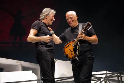 Esta foto del folleto fechada el jueves 12 de mayo de 2011 publicada por LD Communications muestra a los músicos británicos de Pink Floyd Roger Waters, a la izquierda, y David Gilmour, quienes se unieron para una rara aparición juntos para cambiar el escenario de su clásico álbum The Wall en el O2 Arena de Londres.