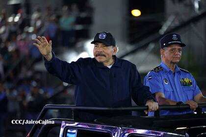 Esta foto difundida por la Presidencia de Nicaragua muestra al presidente Daniel Ortega en un desfile militar para conmemorar el 44 aniversario de la fundación de la Policía Nacional en Managua el 11 de septiembre de 2023. 