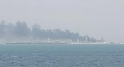 Esta foto enviada por un marinero parece mostrar una refinería de petróleo iraní en llamas