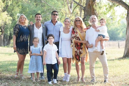 Esta foto es del casamiento de Juana Repetto De izquierda a derecha: Norma Süller –mamá del novio–, Sebastián, Nicolás Repetto, Juana, Reina Reech, Eddie Graviotto –padre del novio– con Belisario en brazos. Abajo, la hija de Sebastián junto a Toribio