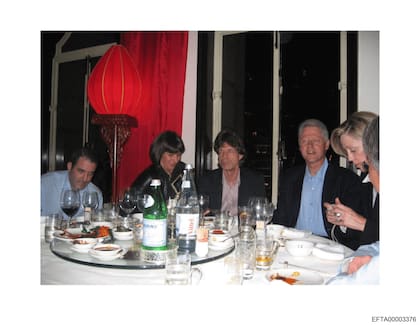 Esta foto muestra a la socia de Jeffrey Epstein, Ghislaine Maxwell, a la estrella del pop Mick Jagger y al expresidente Bill Clinton , junto con invitados no identificados en una ubicación no especificada