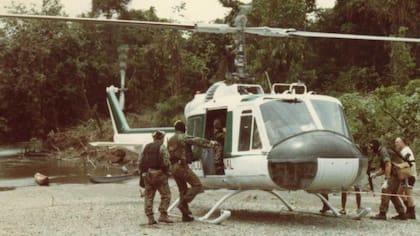 Esta foto muestra al grupo de mercenarios durante los entrenamientos para el asalto