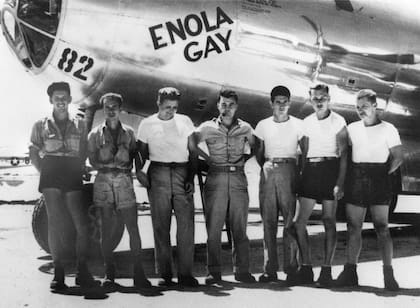 Esta foto, obtenida de la Fuerza Aérea de EE. UU. y fechada en agosto de 1945, muestra a la tripulación del bombardero B-29 "Enola Gay", incluyendo al piloto Paul W. Tibbets, quien bautizó el avión en honor a su madre, y que lanzó la bomba atómica sobre Hiroshima durante la Segunda Guerra Mundial.