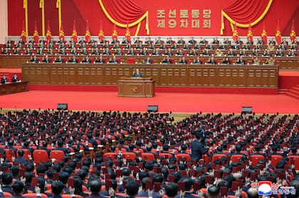 Esta foto, proporcionada el lunes 23 de febrero de 2026 por el gobierno norcoreano, muestra a su líder Kim Jong-un participando en el Congreso del Partido de los Trabajadores, el domingo 22 de febrero de 2026, en Pyongyang (Agencia Central de Noticias de Corea/Servicio de Noticias de Corea vía AP)