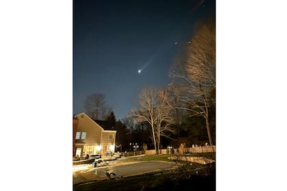 Esta foto, proporcionada por Brian Glenn, muestra lo que parecen ser múltiples drones sobrevolando Bernardsville, Nueva Jersey