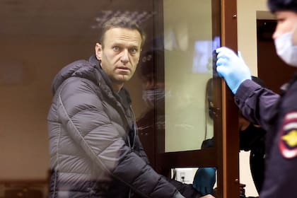 Esta foto proporcionada por el tribunal de distrito de Babushkinsky el 5 de febrero de 2021 muestra al líder de la oposición rusa Alexei Navalny mirando desde el interior de una celda de vidrio durante una audiencia judicial en Moscú