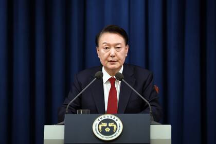 Esta foto, proporcionada por la Oficina Presidencial de Corea del Sur, el presidente surcoreano, Yoon Suk Yeol, habla en una rueda de prensa de la oficina presidencial en Seúl, Corea del Sur, el martes 2 de diciembre de 2024.