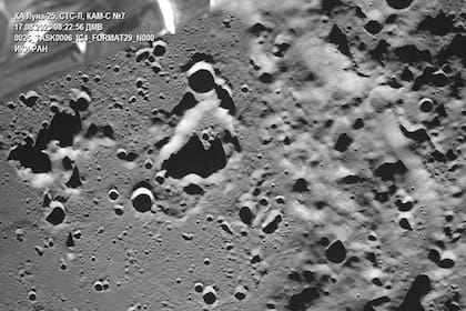 Esta foto publicada por la Corporación Espacial Estatal de Roscosmos el jueves 17 de agosto de 2023 muestra una imagen de la región del polo sur lunar en el lado oculto de la luna capturada por la nave espacial rusa Luna-25 antes de su intento fallido de aterrizar