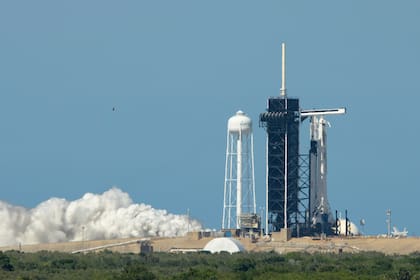 Esta foto publicada por la NASA muestra un cohete SpaceX Falcon 9 con la nave espacial Crew Dragon de la compañía a bordo en la plataforma de lanzamiento del Launch Complex 39A durante una breve prueba de fuego estática antes de la misión SpaceX Demo-2 de la NASA