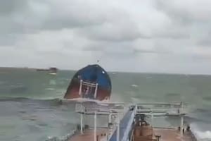 Esta foto tomada de un video publicado por la Fiscalía de Transporte del Sur de Rusia, muestra un petrolero Volgoneft-212 naufragado por una tormenta en el estrecho de Kerch, Rusia, el domingo 15 de diciembre de 2024. (The Russian Southern Transport Prosecutor's Office via AP)