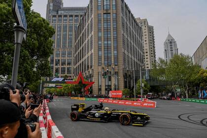 En el último GP de China, cuando se festejó la carrera 1000 de la F.1, Zhou Guanyu probó un Fórmula 1 oficial del equipo Renault 