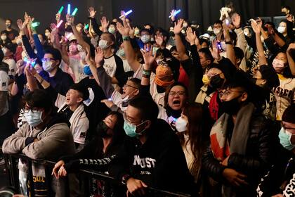 Esta foto tomada el 2 de enero de 2021 muestra a los fanáticos que asisten a un concierto de la banda taiwanesa de death metal Dharma en Taichung