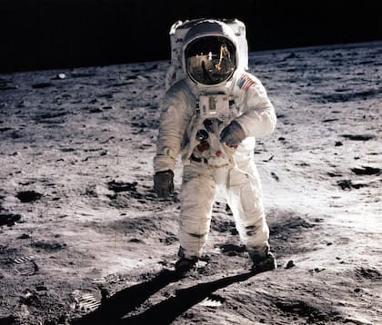 Esta foto tomada el 21 de julio de 1969 muestra al astronauta Edwin E. Aldrin caminando sobre la superficie de la luna cerca del Módulo Lunar "Eagle" durante la actividad extravehicular del Apolo 11