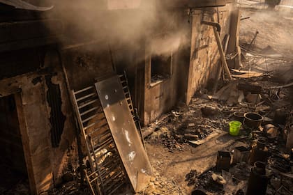 Esta foto tomada el 24 de agosto de 2023 muestra los restos de una casa destruida por un incendio forestal en Acharnes, al norte de Atenas. (Foto de Angelos Tzortzinis / AFP)