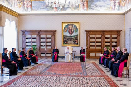 Esta foto tomada el 26 de agosto de 2020 por Vatican Media muestra al Papa Francisco hablando durante una audiencia privada semanal transmitida en vivo desde la biblioteca del palacio apostólico en el Vaticano durante la pandemia del coronavirus