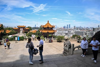 Esta foto tomada el 7 de agosto de 2020 muestra a personas que visitan la Torre de la Grulla Amarilla en Wuhan en la provincia central de Hubei en China
