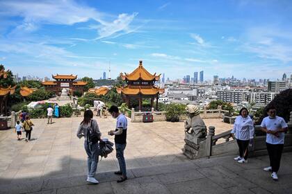 Esta foto tomada el 7 de agosto de 2020 muestra a personas que visitan la Torre de la Grulla Amarilla en Wuhan en la provincia central de Hubei en China