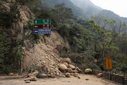 Esta foto tomada por la Agencia Central de Noticias de Taiwán (CNA) el 4 de abril de 2024 muestra una carretera bloqueada por rocas caídas en Hualien, después de que un importante terremoto golpeara el este de Taiwán. 