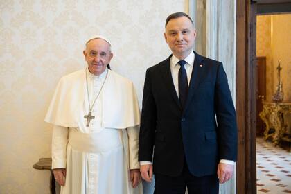 Esta foto tomada y distribuida el 1 de abril de 2022 muestra al papa Francisco posando con el presidente de Polonia, Andrzej Duda, durante una audiencia privada en el Vaticano. 