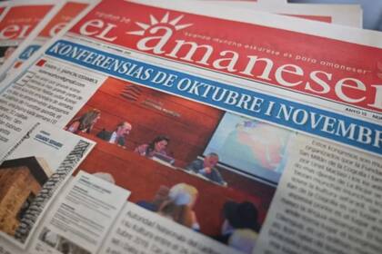 Esta fotografía de 2019 muestra una copia de la publicación mensual El Amaneser, escrita íntegramente en judeoespañol, en Estambul