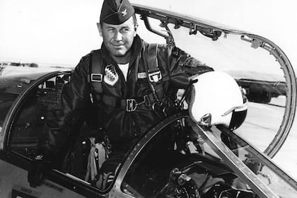 Esta fotografía de archivo de la Fuerza Aérea de Estados Unidos de 1962 muestra al Coronel Charles E. "Chuck" Yeager en la Base de la Fuerza Aérea Edwards en California, donde estuvo al mando de la Escuela de Pilotos de Prueba