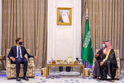 Esta fotografía de archivo proporcionada por la Agencia de Prensa Saudita (SPA) muestra al Príncipe Heredero de Arabia Saudita Mohammed bin Salman reuniéndose con el Asesor Principal de la Casa Blanca Jared Kushner en la región de Neom del noroeste de Arabia Saudita el 1 de septiembre de 2020