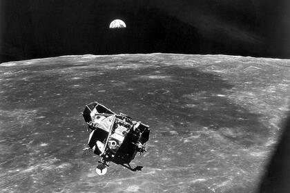 Esta fotografía de la NASA del 21 de julio de 1969 muestra el módulo lunar, con Neil Armstrong y Edwin Aldrin, a medida que se acerca al módulo de comandos del Apolo 11. Al fondo el planeta Tierra