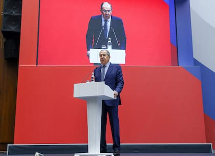 Esta fotografía del 15 de octubre de 2021 por el Ministerio de Relaciones Exteriores de Rusia muestra al Ministro de Relaciones Exteriores de Rusia, Sergei Lavrov, pronunciando un discurso durante el VII Congreso Mundial de Compatriotas Rusos que viven en el extranjero en Moscú.