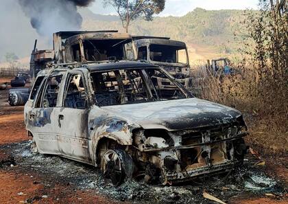 Esta fotografía del 24 de diciembre de 2021 muestra vehículos incendiados en Hpruso, en el estado Kayah, Myanmar. Foto facilitada por la Fuerza de Defensa de las Nacionalidades Karenni (KNDF, por sus siglas en inglés). (KNDF vía AP)