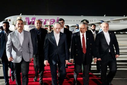 Esta fotografía, distribuida por el Ministerio de Relaciones Exteriores de Irán, muestra al Ministro de Relaciones Exteriores de Pakistán, Ishaq Dar (izquierda), saludando a su homólogo iraní, Abbas Araghchi, a su llegada a Islamabad el 24 de abril de 2026
(Foto del Ministerio de Relaciones Exteriores de Irán / AFP)