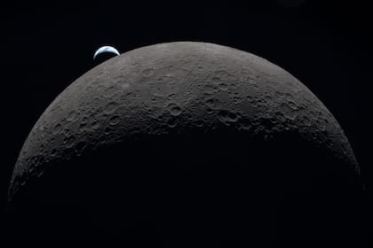 Esta fotografía, distribuida por la NASA el 7 de abril de 2026, muestra la Tierra poniéndose sobre el limbo curvo de la Luna a las 18:41 EDT (10:41 GMT) del 6 de abril de 2026, vista desde la nave espacial Orión