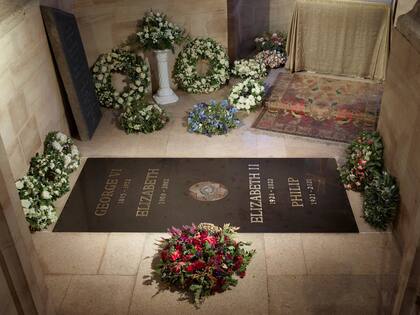 Esta fotografía facilitada por el Palacio de Buckingham, el sábado 24 de septiembre de 2022, muestra la nueva lápida en la Capilla Memorial del Rey Jorge VI, en la Capital de San Jorge, en el Castillo de Windsor, Inglaterra, que ya incluye el nombre de la reina Isabel II. (Royal Collection Trust/The Dean and Canons of Windsor, PA, vía AP)