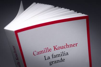 Esta fotografía muestra el libro "La familia grande" escrito por Camille Kouchner, fotografiado el 5 de enero de 2021 en París