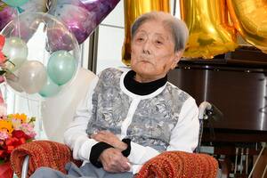 Esta fotografía proporcionada por la ciudad de Ashiya muestra a Tomiko Itooka durante el festejo de su cumpleaños 116, el 23 de mayo de 2024, en el asilo de ancianos en el que vivía en Ashiya, en el oeste de Japón. (Ciudad de Ashiya vía AP)