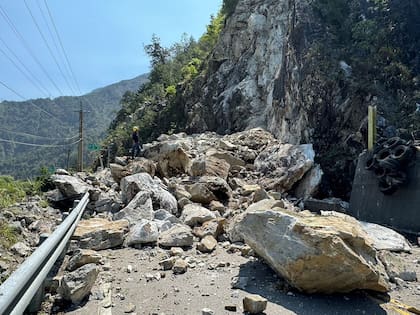 Esta fotografía proporcionada por la Oficina de Bomberos del gobierno de la ciudad de Taichung, tomada y publicada el 3 de abril de 2024, muestra rocas que bloquean parte de la carretera en una sección de una carretera en Taichung, después de que un gran terremoto azotara el este de Taiwán.