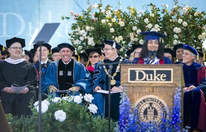 Esta fotografía proporcionada por la Universidad de Duke muestra al orador de graduación Jerry Seinfeld, segundo desde la izquierda en la primera fila, en el escenario durante la ceremonia de graduación de la escuela, el domingo 12 de mayo de 2024