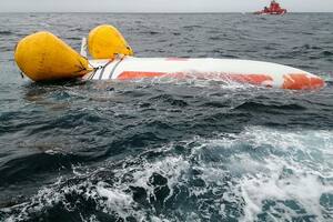 Increíble rescate: sobrevivió 16 horas atrapado en un velero volcado en el Atlántico gracias a una burbuja de aire