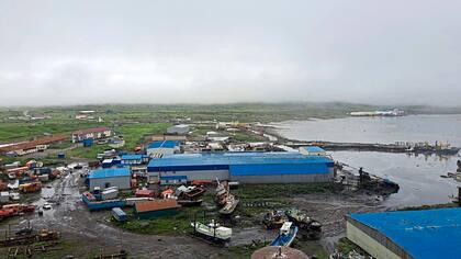 Esta fotografía, publicada por el Gobierno de la Región de Sajalín el 30 de julio de 2025, muestra el tsunami que azotó Severo-Kurilsk, en la isla de Paramushir, en las islas Kuriles del norte de Rusia. Uno de los terremotos más fuertes jamás registrados azotó el Lejano Oriente, escasamente poblado, la madrugada del 30 de julio, provocando tsunamis de hasta cuatro metros (12 pies) en el Pacífico y provocando evacuaciones desde Hawái hasta Japón.