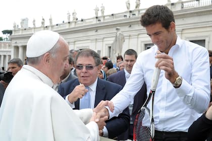 Esta fotografía publicada por la oficina de prensa del Vaticano el 16 de mayo de 2013 muestra al Papa Francisco saludando al tenista argentino Juan Martin del Potro después de la audiencia semanal del pontífice el día anterior en la plaza de San Pedro en el Vaticano.