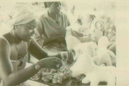 Esta fotografía recuperada muestra animales de peluche hechos por los residentes de Jonestown