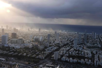 Esta fotografía tomada el 1 de diciembre de 2021 muestra una vista aérea de Tel Aviv, ciudad costera del Mediterráneo israelí.