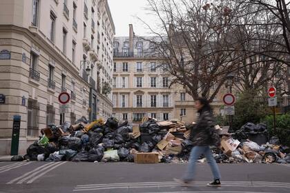 Esta fotografía tomada el 13 de marzo en París, 2023, muestra residuos que se han ido acumulando en la acera mientras los recolectores de residuos están en huelga desde el 6 de marzo contra la propuesta de reforma de las pensiones del gobierno francés.