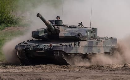 Esta fotografía tomada el 19 de mayo de 2022 muestra a soldados en un tanque Leopard polaco mientras tropas de Polonia, EE. UU., Francia y Suecia participan en el ejercicio militar DEFENDER-Europe 22, en Nowogard, Polonia.