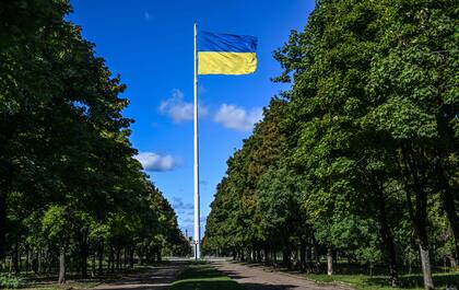 Esta fotografía tomada el 19 de septiembre de 2022 muestra la bandera nacional de Ucrania ondeando en un parque de Kramatorsk, en la región de Donetsk, en medio de la invasión rusa de Ucrania.