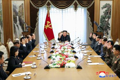 Esta fotografía tomada el 24 de mayo de 2024 y publicada por la Agencia Central de Noticias Coreana (KCNA) oficial de Corea del Norte el 25 de mayo de 2024 muestra al líder norcoreano Kim Jong Un (C) participando en la 20ª Reunión del Buró Político del Octavo Comité Central del Partido de los Trabajadores de Corea
