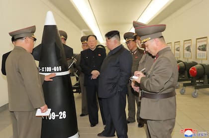 Esta fotografía tomada el 27 de marzo de 2023 y difundida por la Agencia Central de Noticias de Corea del Norte (KCNA) muestra al líder norcoreano Kim Jong-un inspeccionando un proyecto de armamento nuclear en un lugar desconocido de Corea del Norte. 