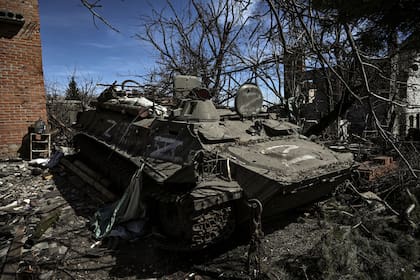 Esta fotografía tomada el 28 de marzo de 2022 muestra un vehículo blindado ruso abandonado en la aldea de Mala Rogan, al este de Kharkiv, después de que las tropas ucranianas lo retomaran.