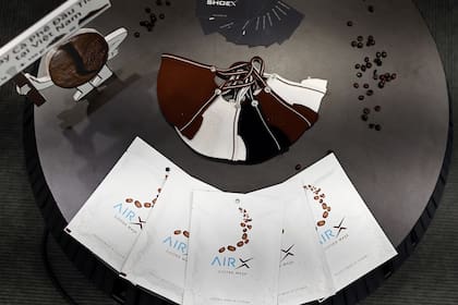 Esta fotografía tomada el 29 de junio de 2020 muestra máscaras faciales ShoeX hechas de café molido en Ciudad Ho Chi Minh