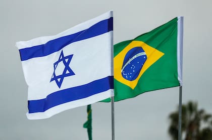 Esta fotografía tomada el 31 de marzo de 2019 muestra las banderas de Israel y Brasil ondeando juntas en el Aeropuerto Internacional Ben Gurion de Tel Aviv